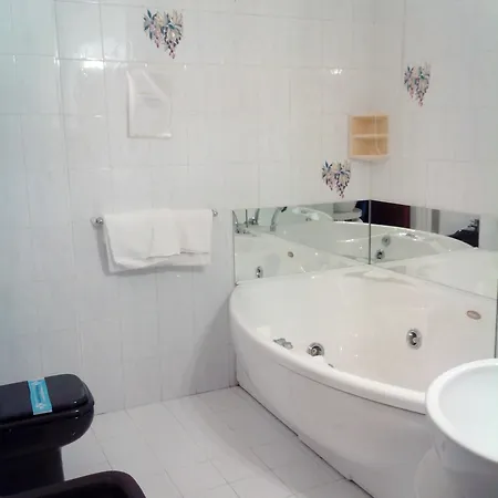 Hotel Niki Tribiano