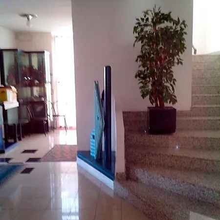 Hotel Niki Tribiano